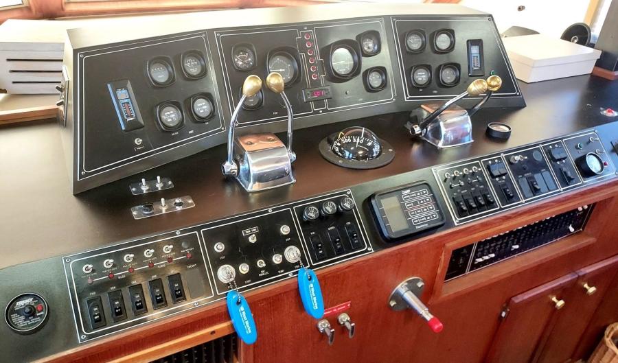 1985 Chris-Craft Constellation
