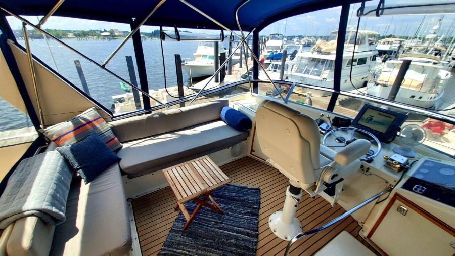 1985 Chris-Craft Constellation