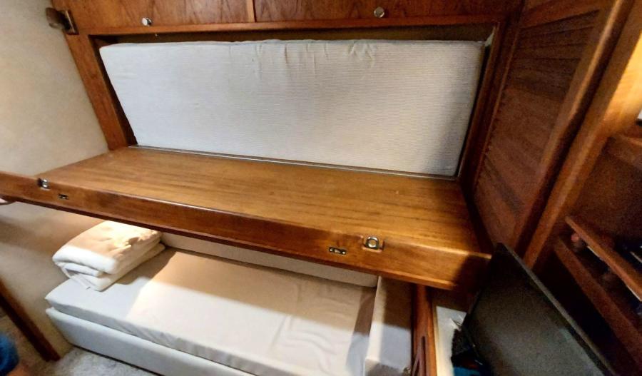 1985 Chris-Craft Constellation