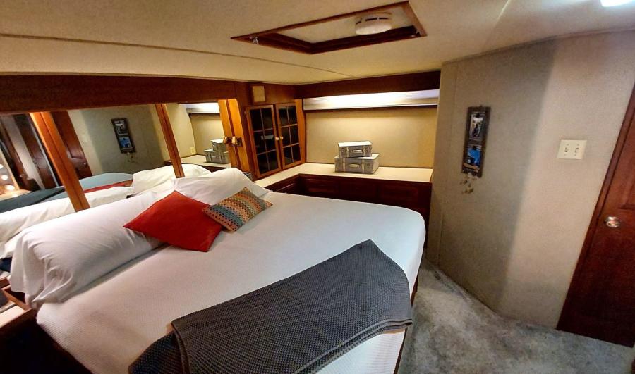 1985 Chris-Craft Constellation