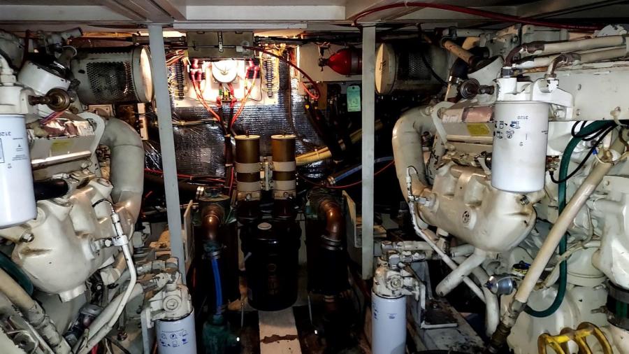 1985 Chris-Craft Constellation