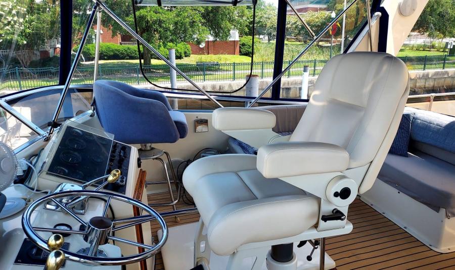 1985 Chris-Craft Constellation