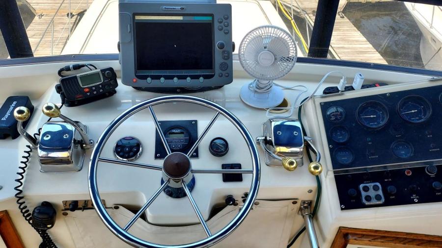 1985 Chris-Craft Constellation