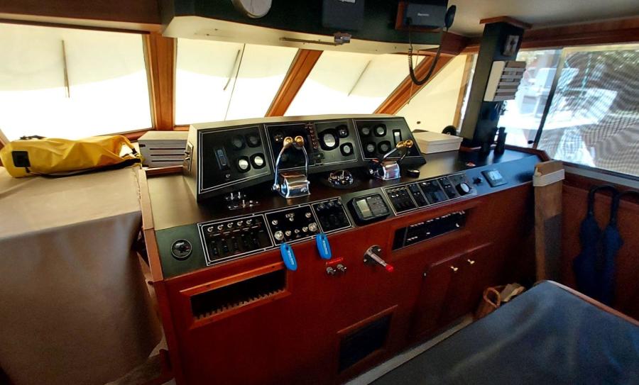 1985 Chris-Craft Constellation