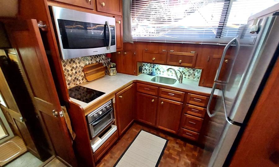 1985 Chris-Craft Constellation