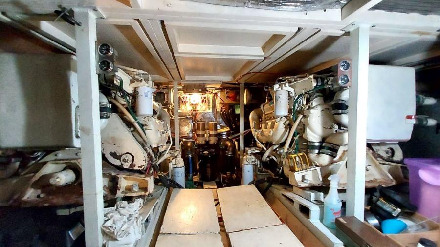1985 Chris-Craft Constellation