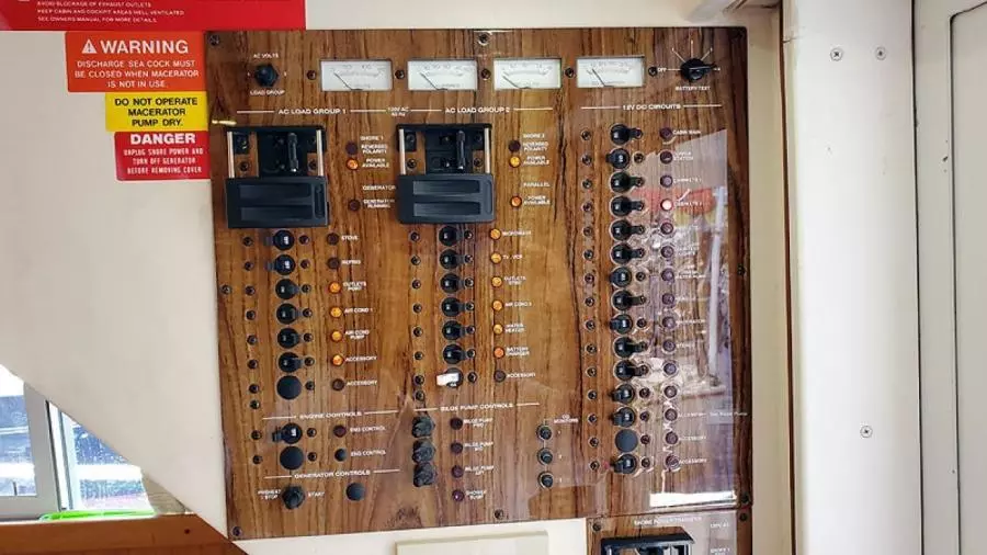 2002 Mainship 390 Trawler