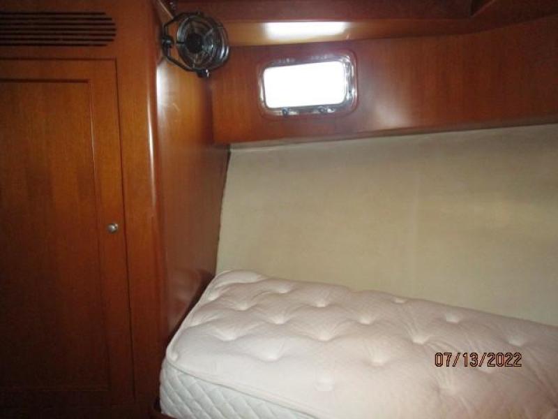 48' Ocean Alexander guest stateroom port