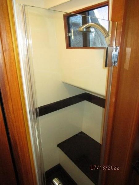48' Ocean Alexander master stateroom shower