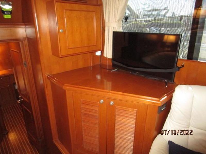 48' Ocean Alexander salon port aft