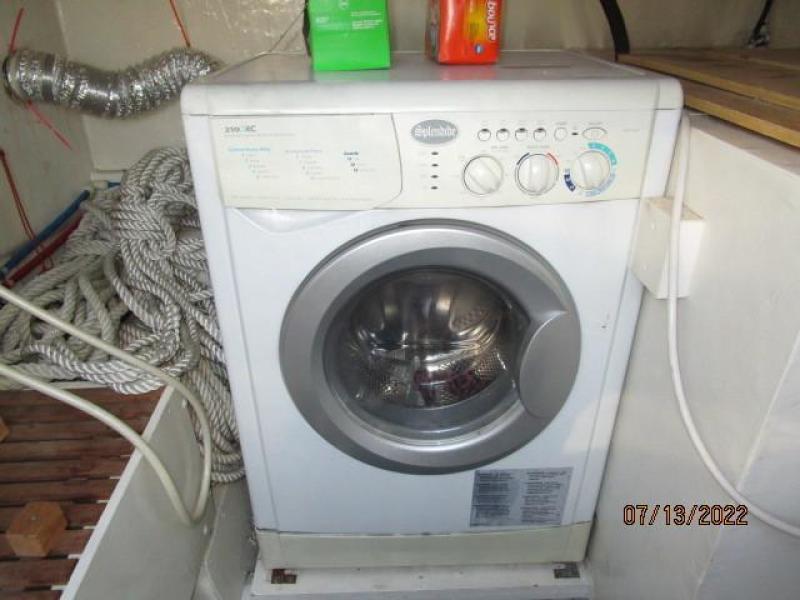 48' Ocean Alexander washer-dryer