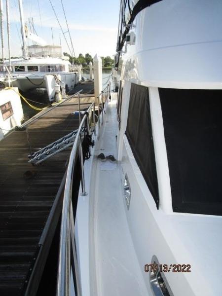 48' Ocean Alexander starboard side deck1