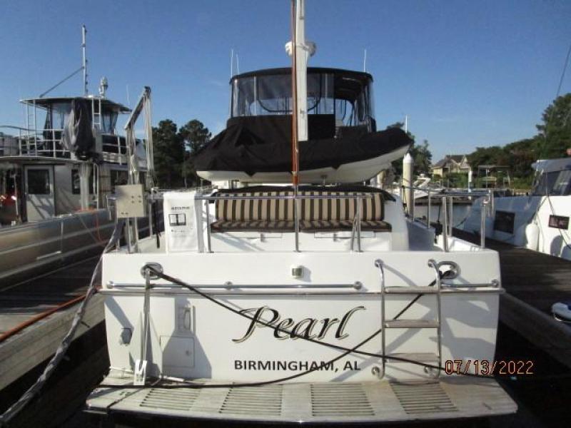 48' Ocean Alexander aft profile