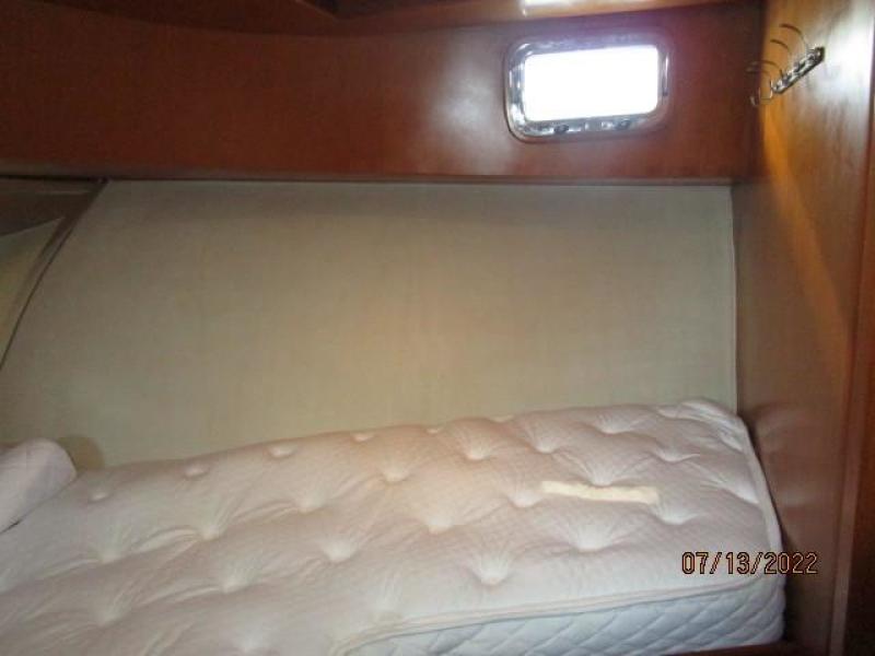 48' Ocean Alexander guest stateroom starboard