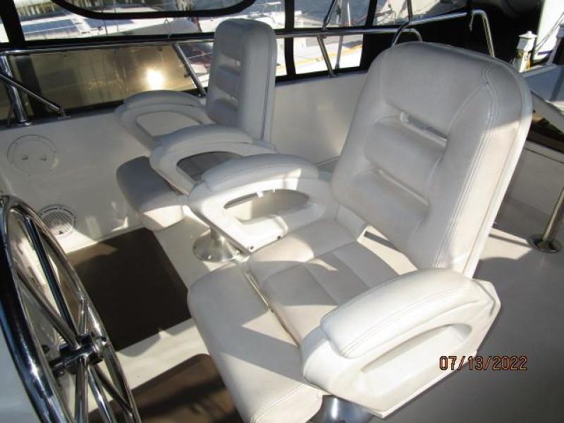 48' Ocean Alexander flybridge helmseats