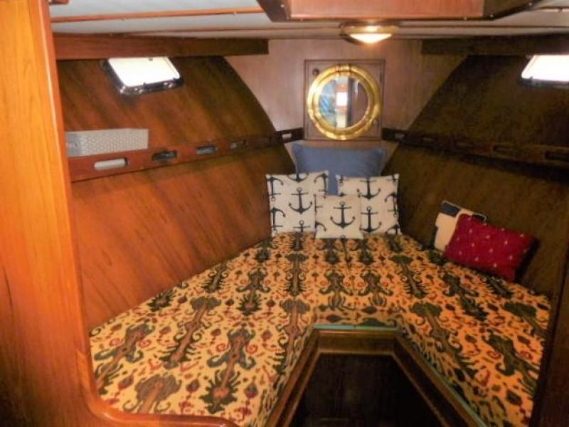 44' DeFever guest stateroom v-berth