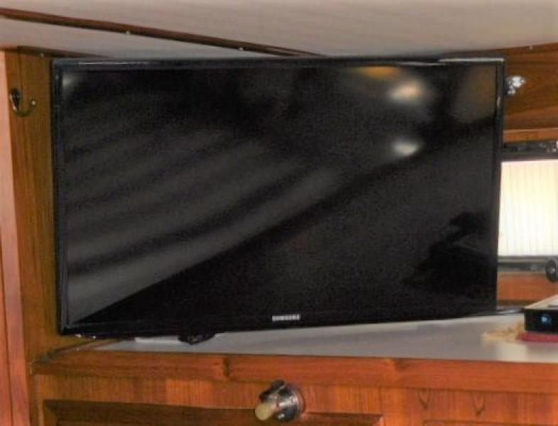 44' DeFever master stateroom Samsung tv