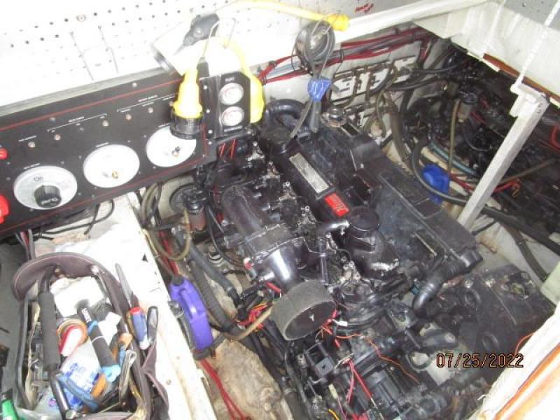 38' Bayliner engine room