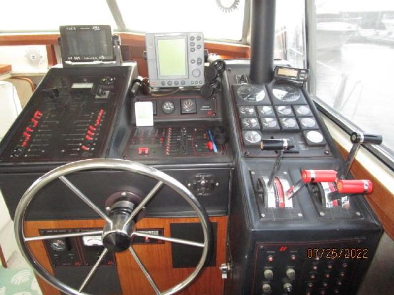 38' Bayliner lower helm2