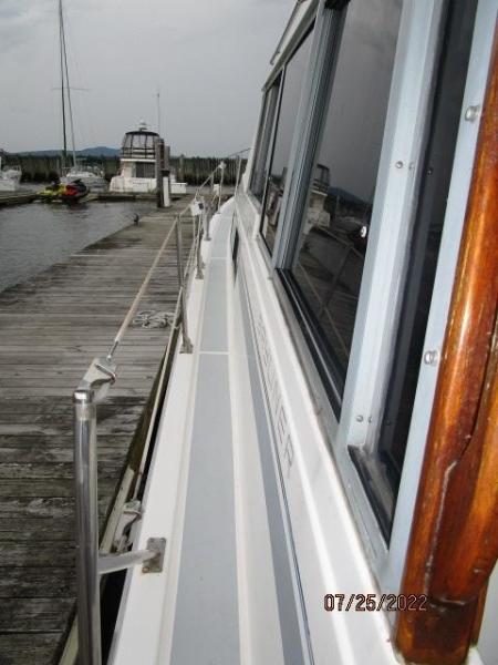 38' Bayliner port side deck1