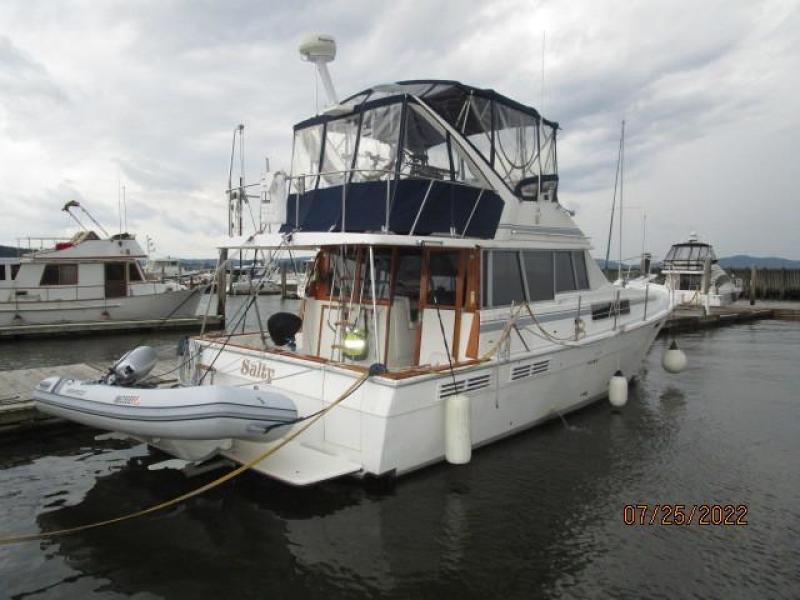 38' Bayliner starboard aft profile