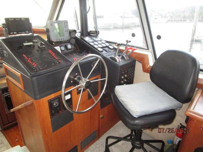 38' Bayliner lower helm1