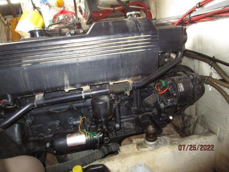 38' Bayliner port main engine