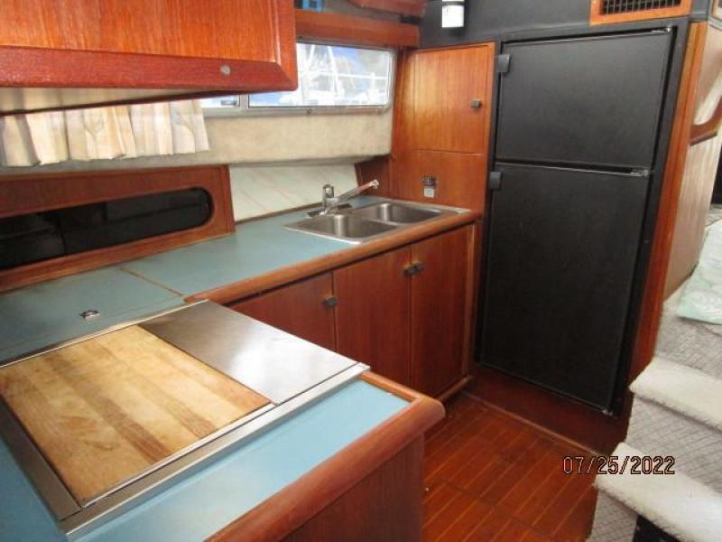 38' Bayliner galley2