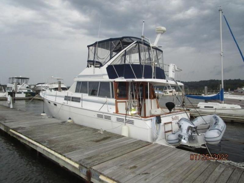 38' Bayliner port aft profile