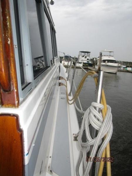 38' Bayliner starboard side deck1