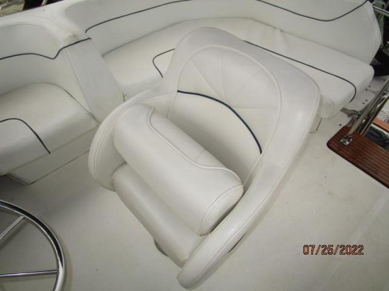 38' Bayliner flybridge helmseat