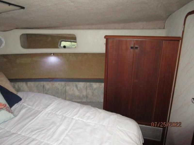 38' Bayliner master stateroom starboard