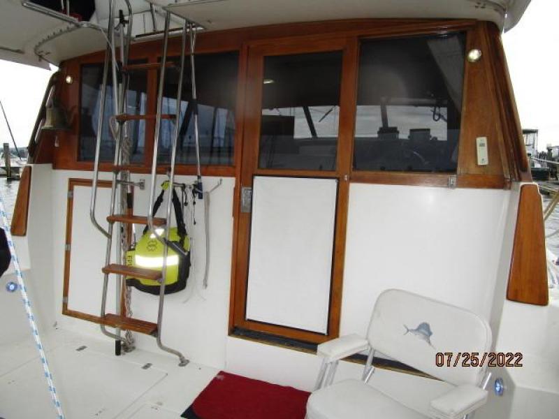 38' Bayliner aftdeck forward