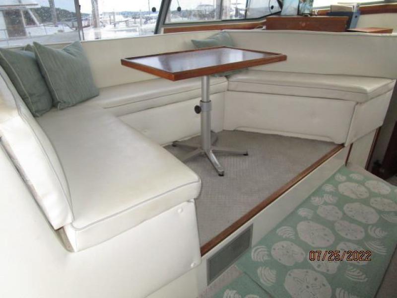 38' Bayliner salon seating