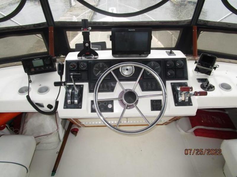 38' Bayliner flybridge helm