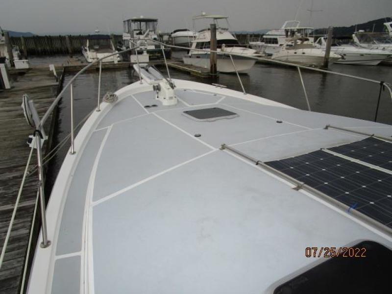 38' Bayliner foredeck2