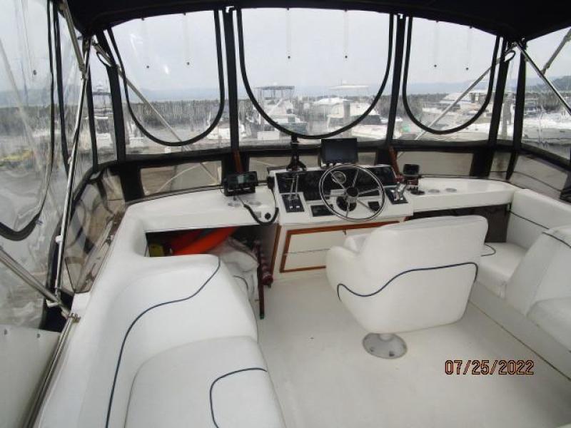 38' Bayliner flybridge forward