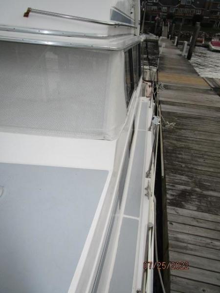 38' Bayliner port side deck2