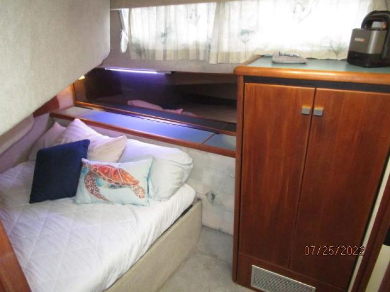 38' Bayliner guest stateroom