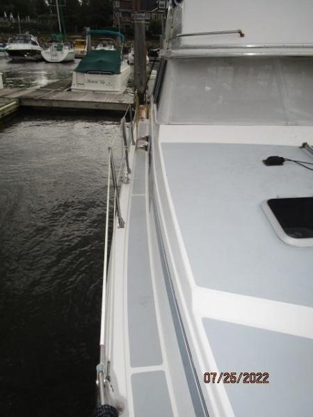 38' Bayliner starboard side deck2