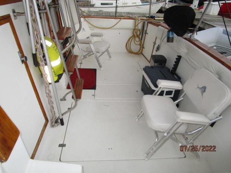 38' Bayliner aftdeck starboard