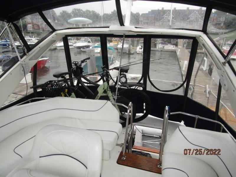 38' Bayliner flybridge aft