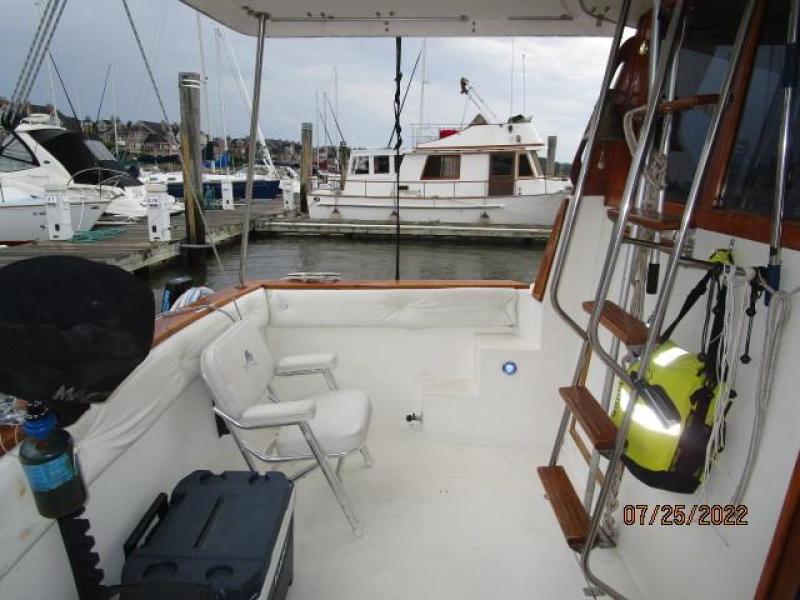 38' Bayliner aftdeck port