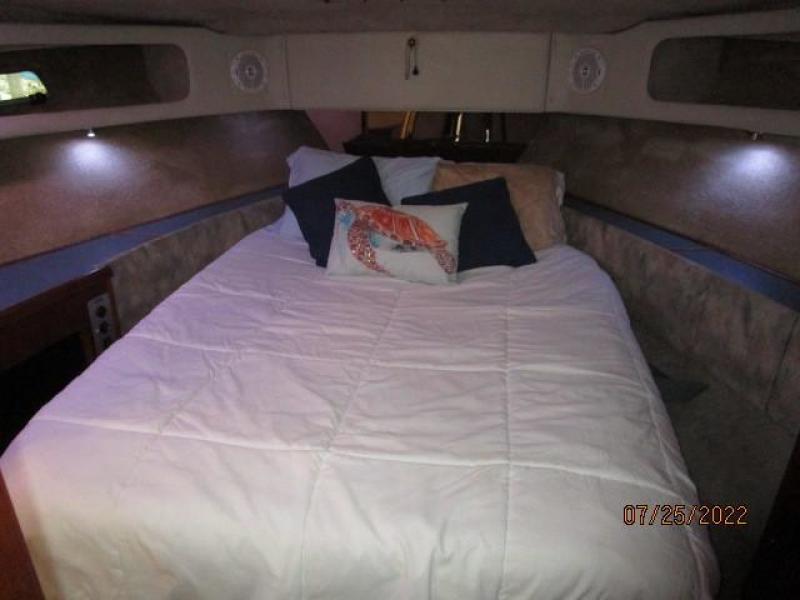 38' Bayliner master stateroom