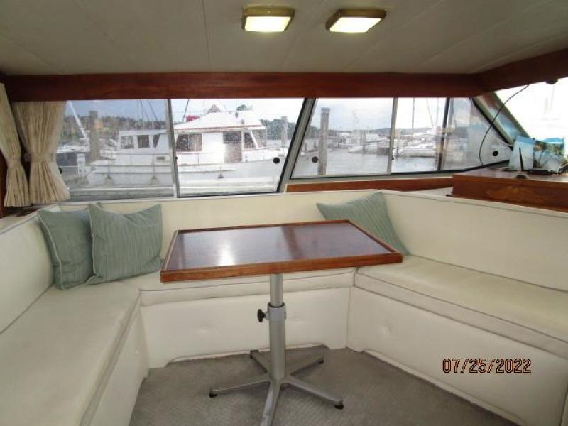 38' Bayliner salon port