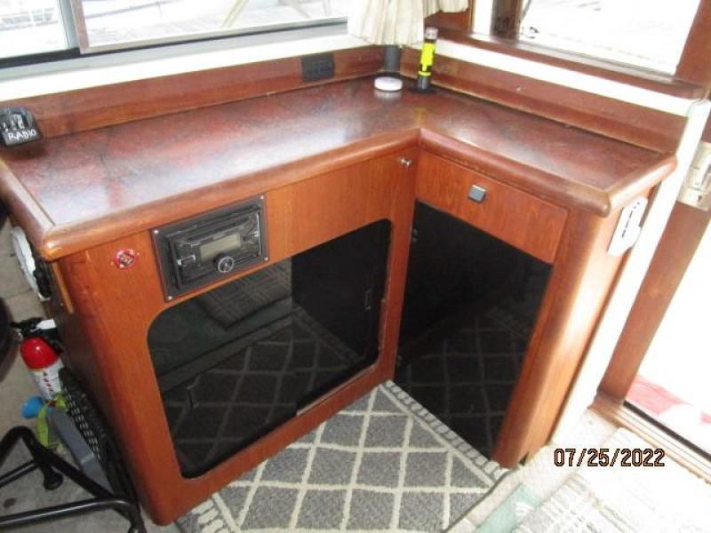 38' Bayliner salon starboard aft