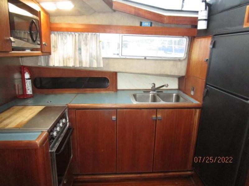 38' Bayliner galley1