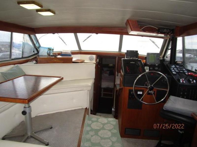 38' Bayliner salon forward