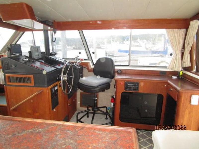 38' Bayliner salon starboard