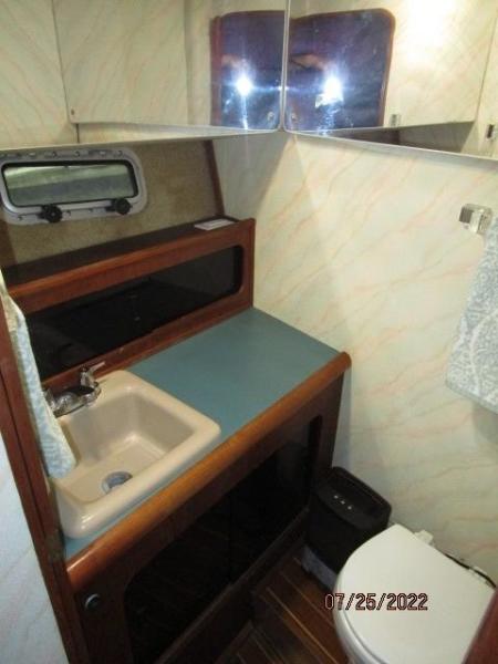 38' Bayliner master stateroom head